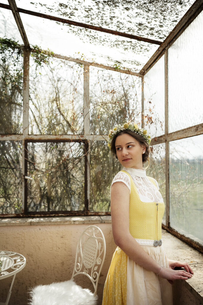 dirndl gelb wintergarten shooting portraitshooting portrait haakranz blumenkranz