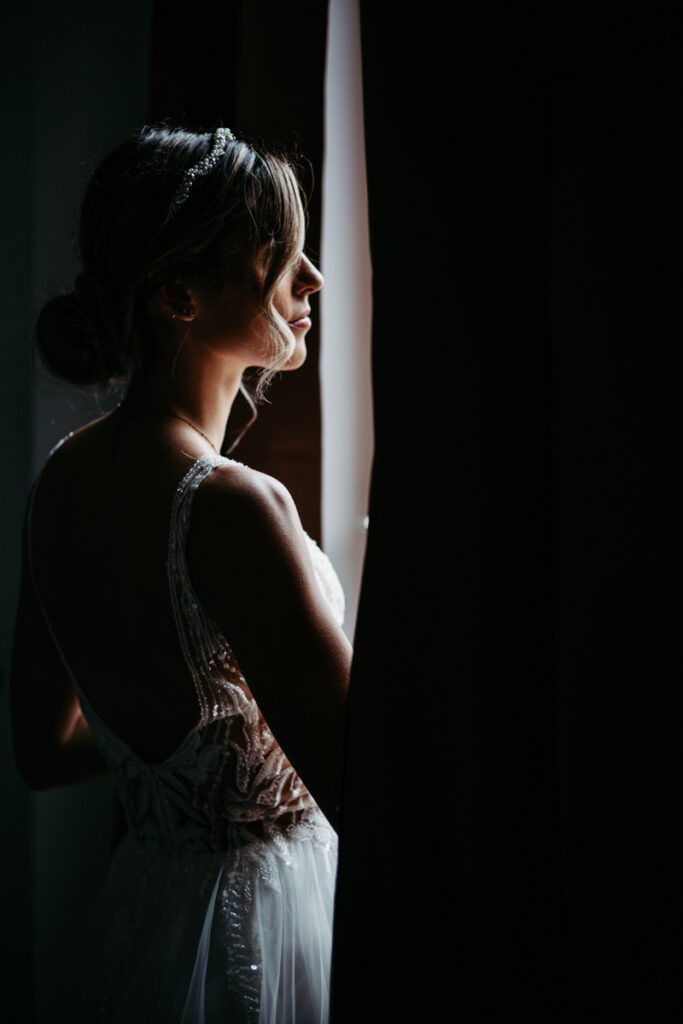 low light natürliches licht braut fenster brautkleid shooting shoot brautshooting hochzeitsshooting hochzeit