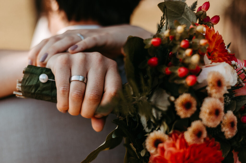 Detail Ehering Trauring Ring brautstrauß brautpaar hochzeit hochzeitstag hochzeitsshooting