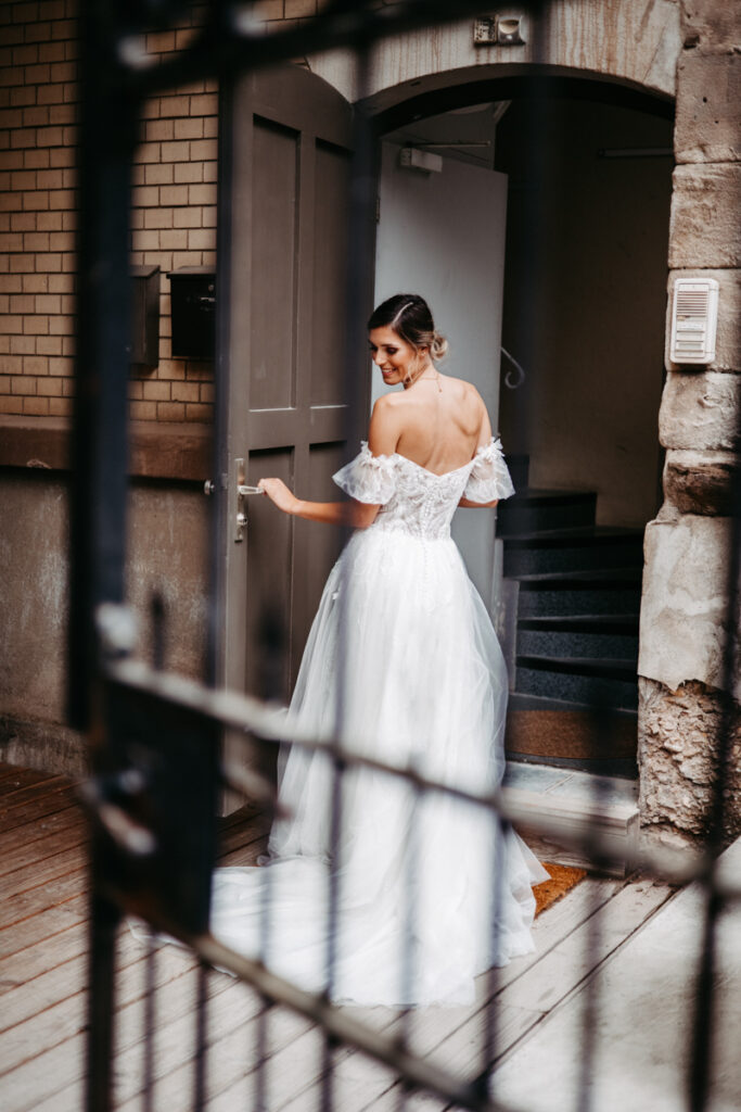 braut brautshooting brautkleid brautkleidshooting schulterfrei tür abstrakt hochzeit hochzeitstag hochzeitsshooting