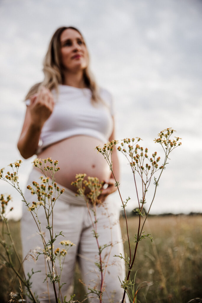 babybauch schwangerschaft shooting kugelbauch schwäbisch gmünd draußen