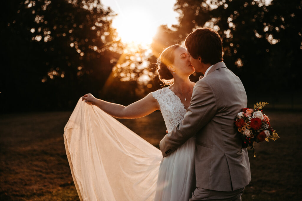 brautpaar sunsetshooting sunsetshoot brautkleid hochzeitstag hochzeitsshooting sonnenuntergang warmes licht