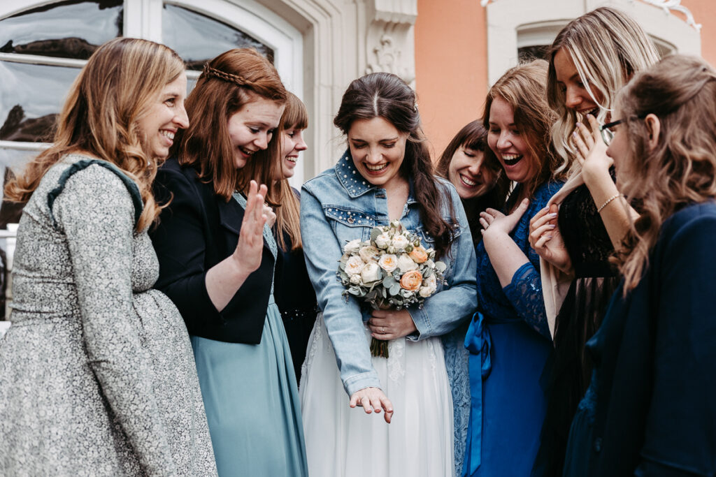 Fotografie Shooting JGA Junggesellinnenabschied Hochzeit Hochzeitsfotografin Ring Freude