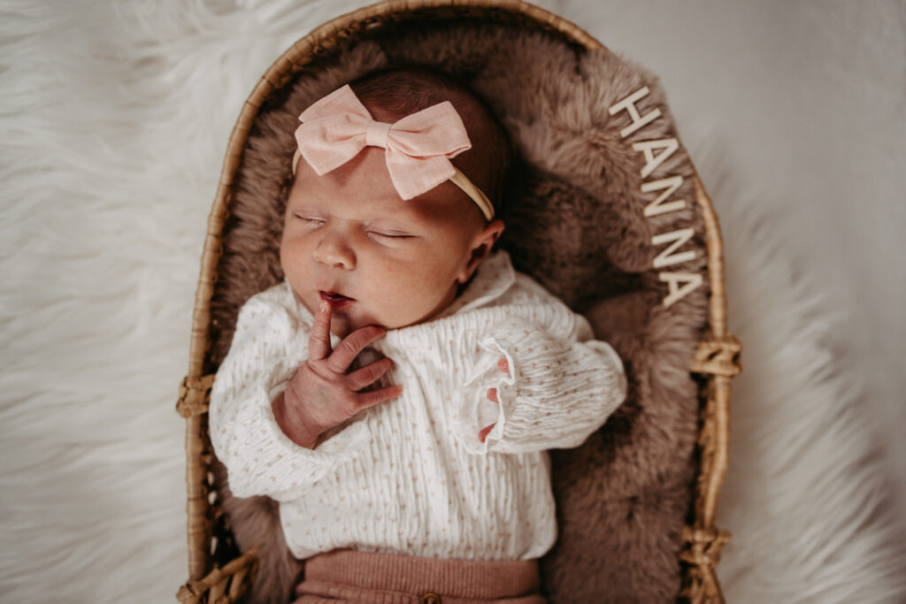 Newborn, Babybilder, Familienfotos, Mädchen, Körbchen, Schleife, Holzbuchstaben, Boho, Rosa