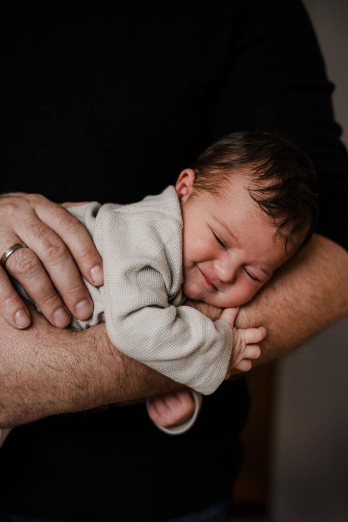 glücklich, baby, newborn, shooting, indoor, familienshooting, babybilder, newbornshooting
