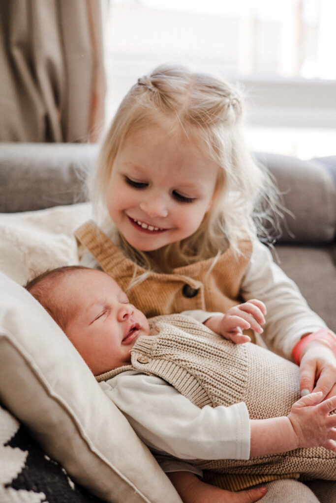 geschwisterfoto, große schwester, familienbilder, familienfotografie, indoorshooting