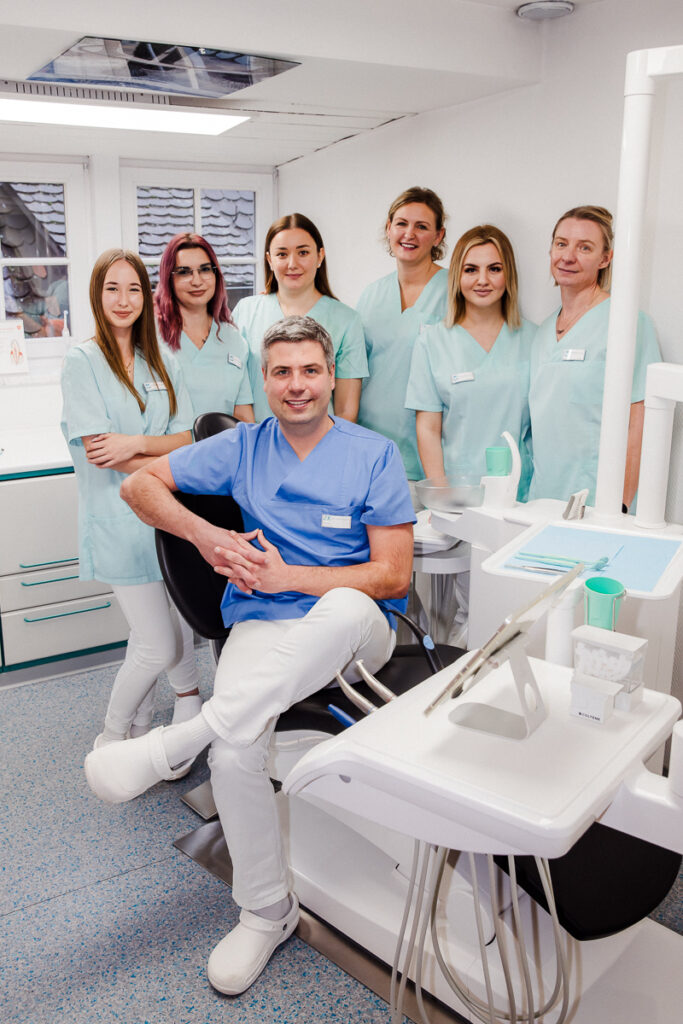 Zahnarzt-Team als Gruppenbild. In der Praxis fotografiert. Businessshooting vor Ort. Alle Mitarbeiter auf einem Bild