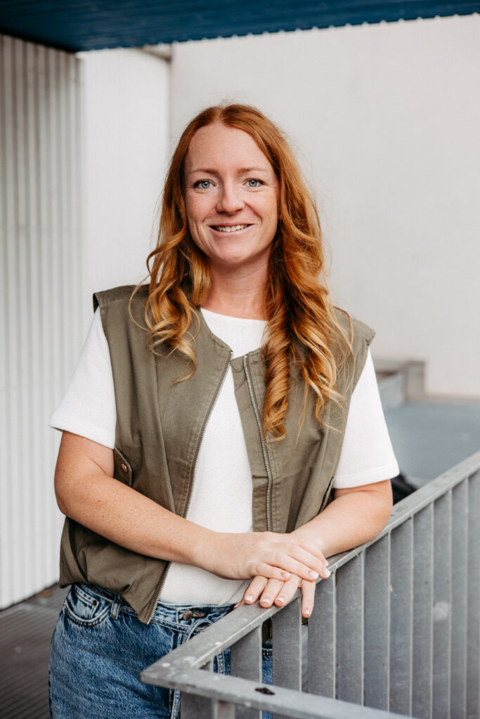 Bewerbungsfoto mit grafischen Mustern outdoor fotografiert. Passend zum Berufsbild aufgenommenes Portrait