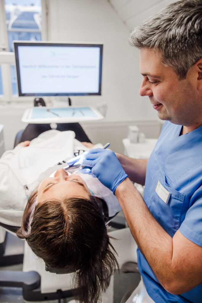 Hinter den Kulissen. Dem Zahnarzt über die Schulter schauen und während der Arbeit portraitieren. Businessshooting am Arbeitsplatz.