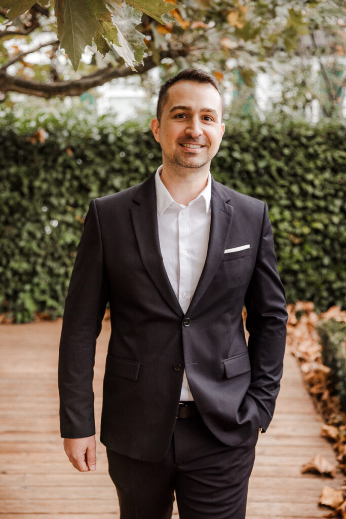 Mitarbeiterportrait. Businesshooting outdoor, passend zum Beruf. Berufsshooting. Lächelnder Mitarbeiter auf Firmenfoto