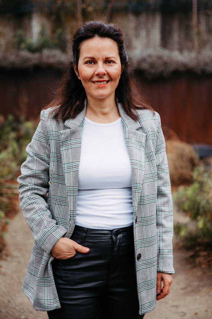 Outdoor Bewerbungsshooting. Das Bewerbungsbild wurde draußen in einem Garten gemacht. So erscheint es freundlich und dennoch professionell.