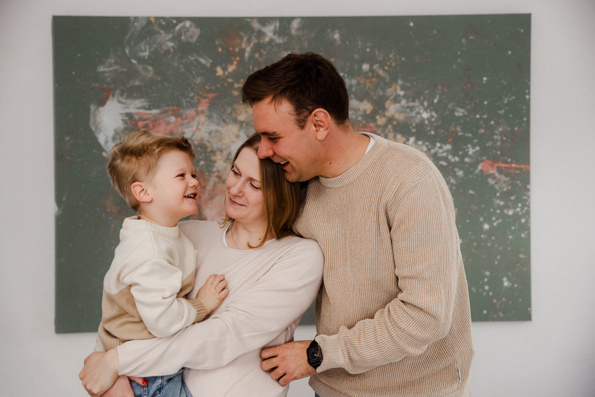 Familienshooting im eigenen zuhause. Dort wo man sich wohl fühlt und die Kinder sich gut fühlen.