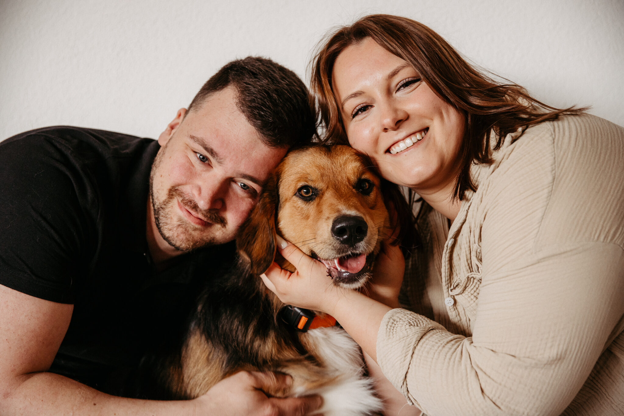 Kuschelzeit mit dem Familienhund, echte Momente auf Bildern, Familienfotografie, Haustierfotos, Haustierbilder, Hundebild