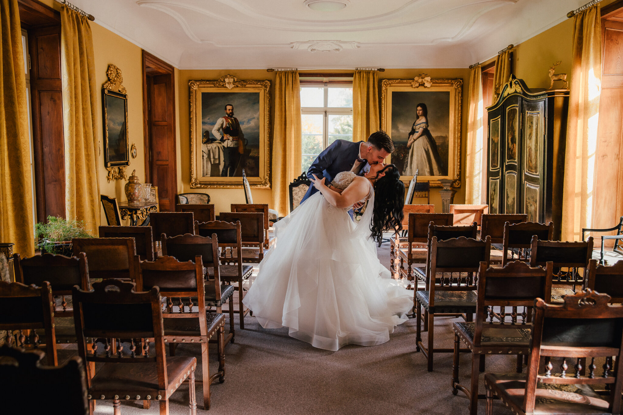 Brautpaar biem Paarshooting in der Traulocation. Shooting im Schloss. Hochzeitstag, Hochzeitsfotos authentisch und echt