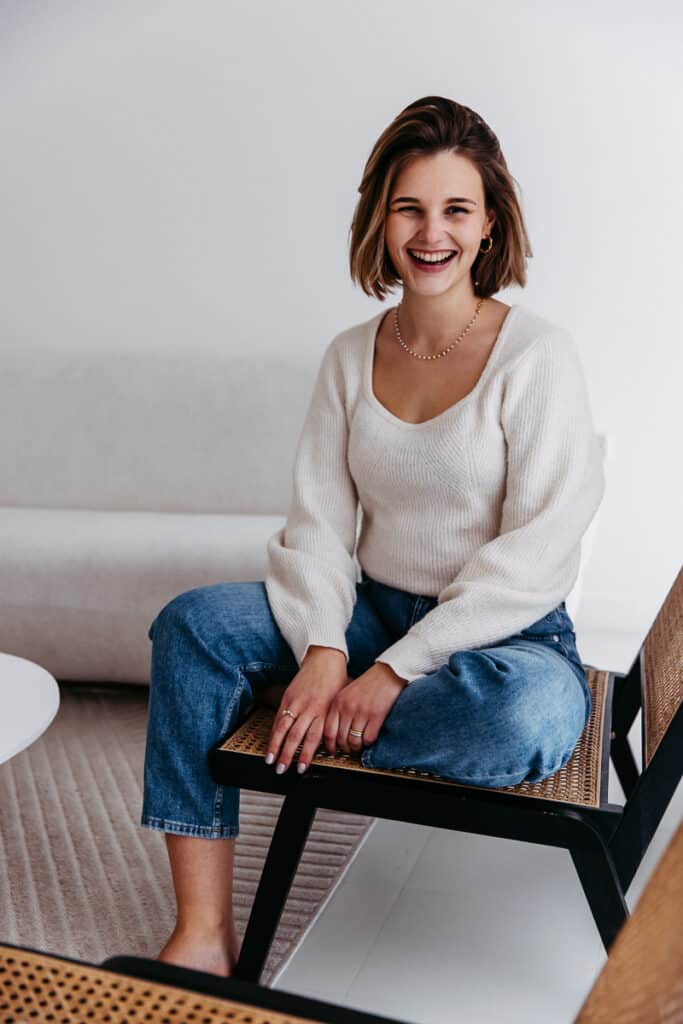 Bewerbungsfoto mit sehr fröhlich lachender Frau. Schlichtes aber modernes Bewerbungsbild