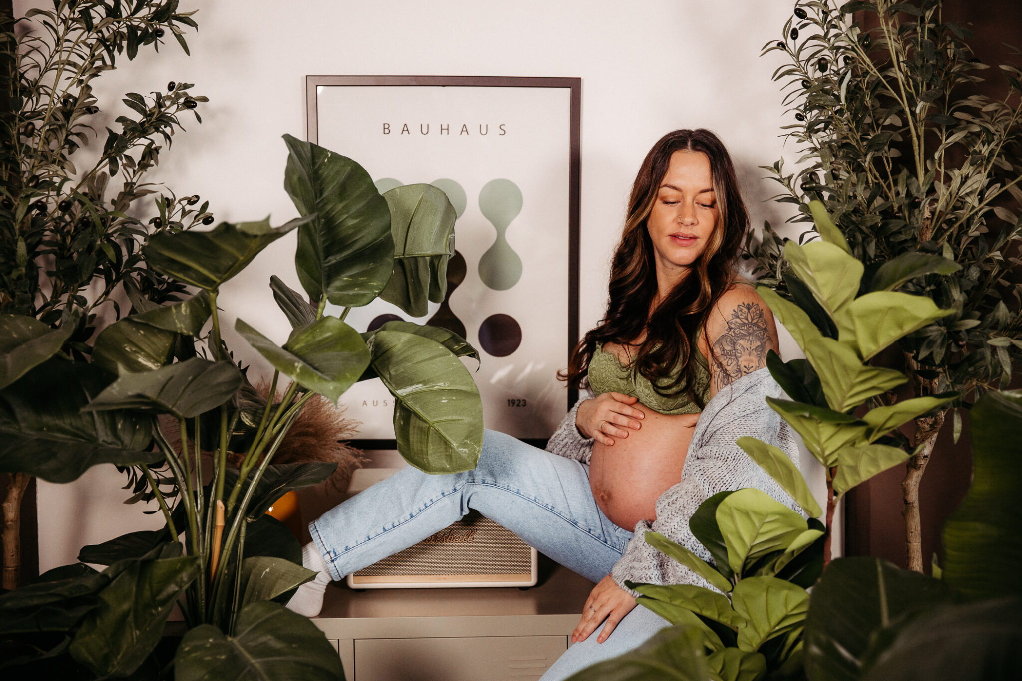 Babybauchshooting wie im Dschungel. Zwischen vielen Zimmerpflanzen und passendem Outfit haben wir den Babybauch in Bildern festgehalten. Familienfotografie mal anders