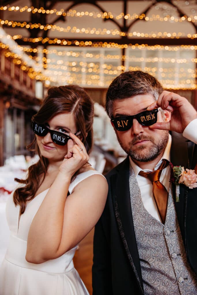 Brautpaar, Spaßbild, Hochzeit, Sonnenbrillen, Paarshooting, Hochzeitsfotografie, Hochzeitsbilder