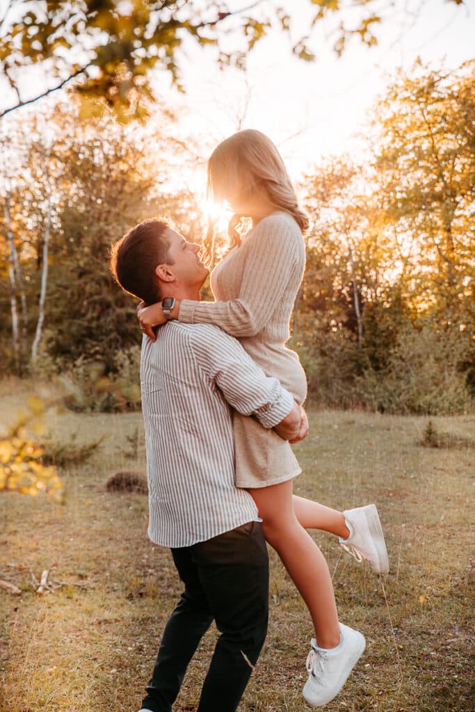 Paarshooting, Outdoorshooting im Sonnenuntergang, warme Farben, Sonnenlicht,